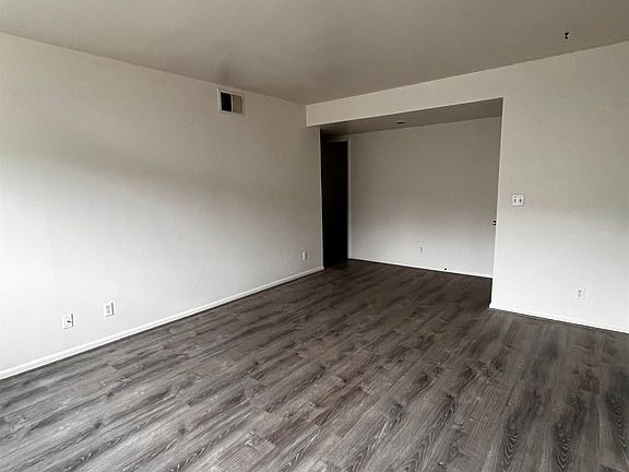 2nd image of 1008 Glade Ct APT 4