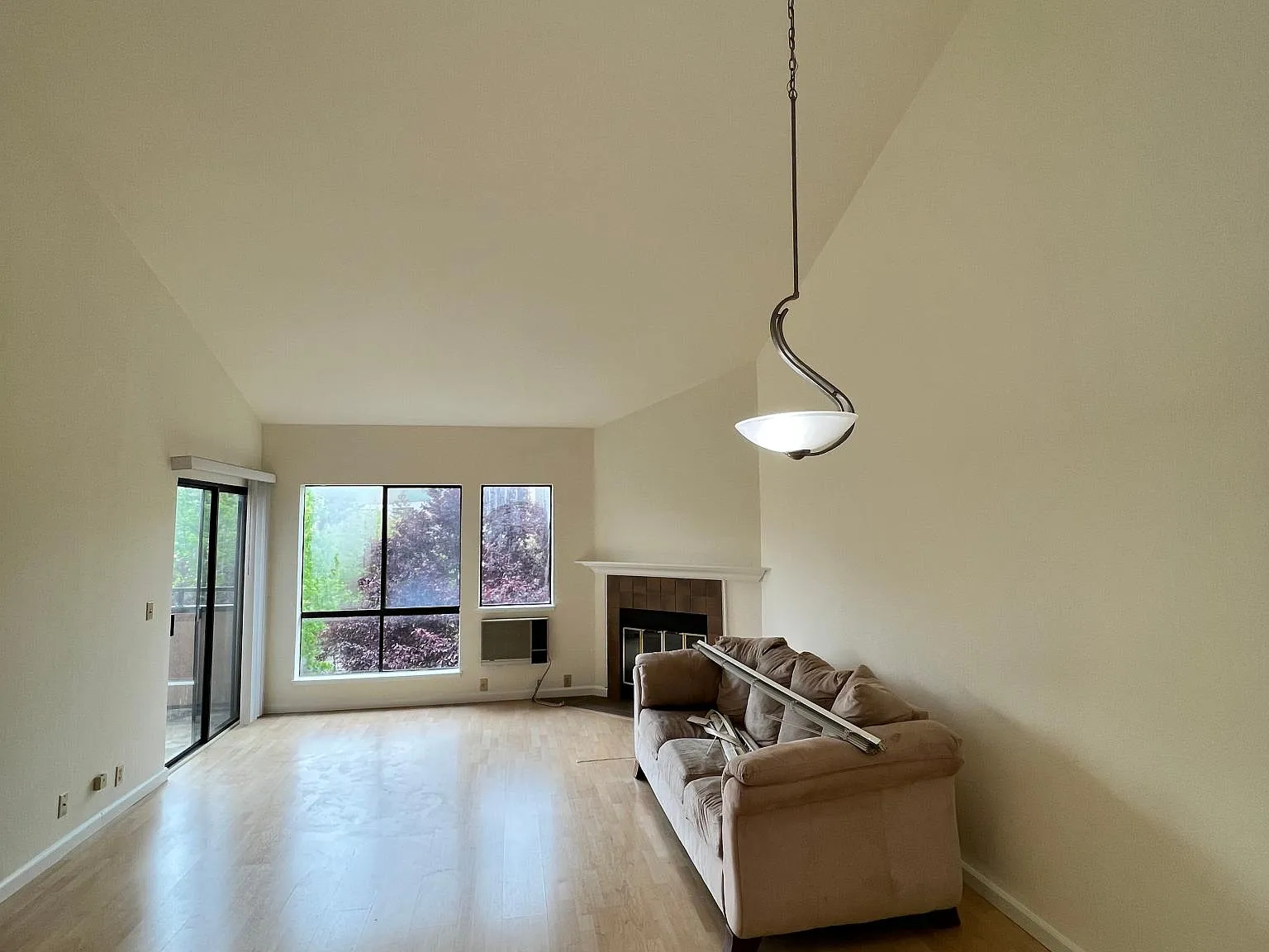 1 bed, 693 sqft, $2,400 — Photo 2
