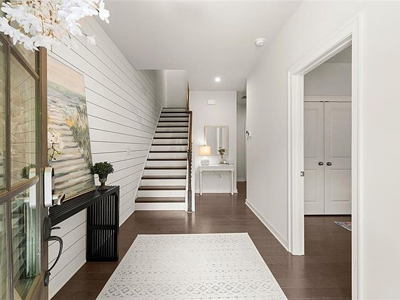 3rd image of 803 Snider Walk NE