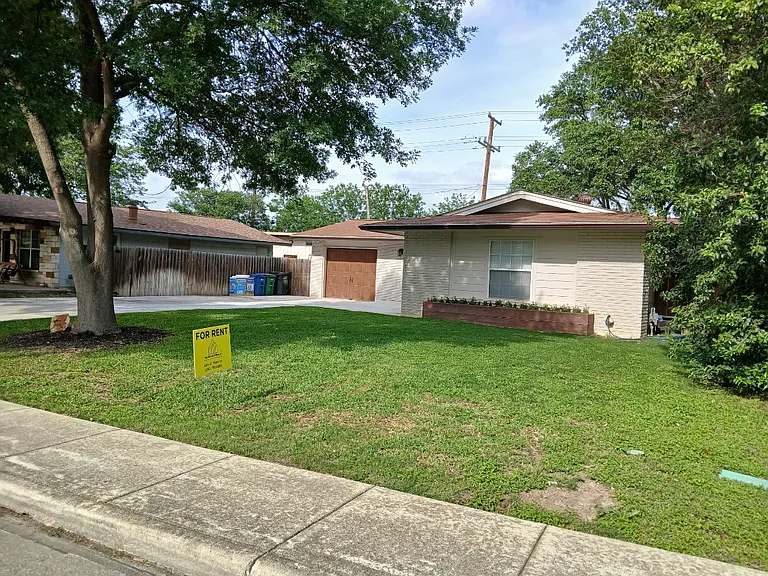 8414 Republic Dr — Photo 2