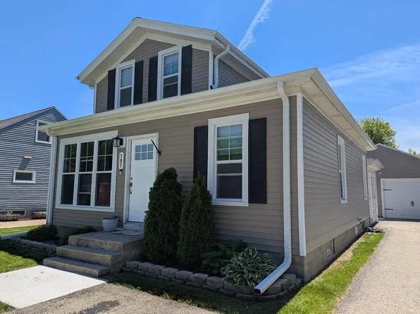 707 East Roland STREET, Oconomowoc, WI 53066