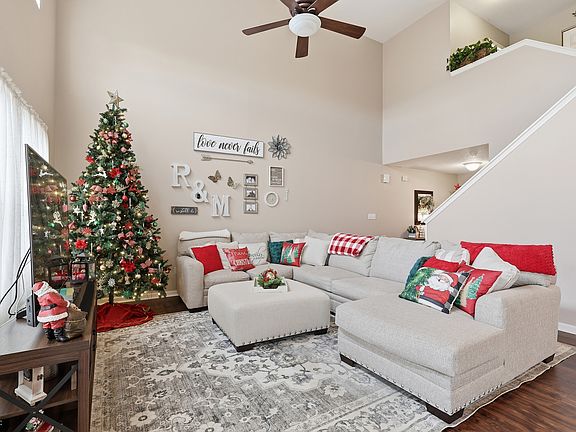 3rd image of 15460 Old Pond Cir