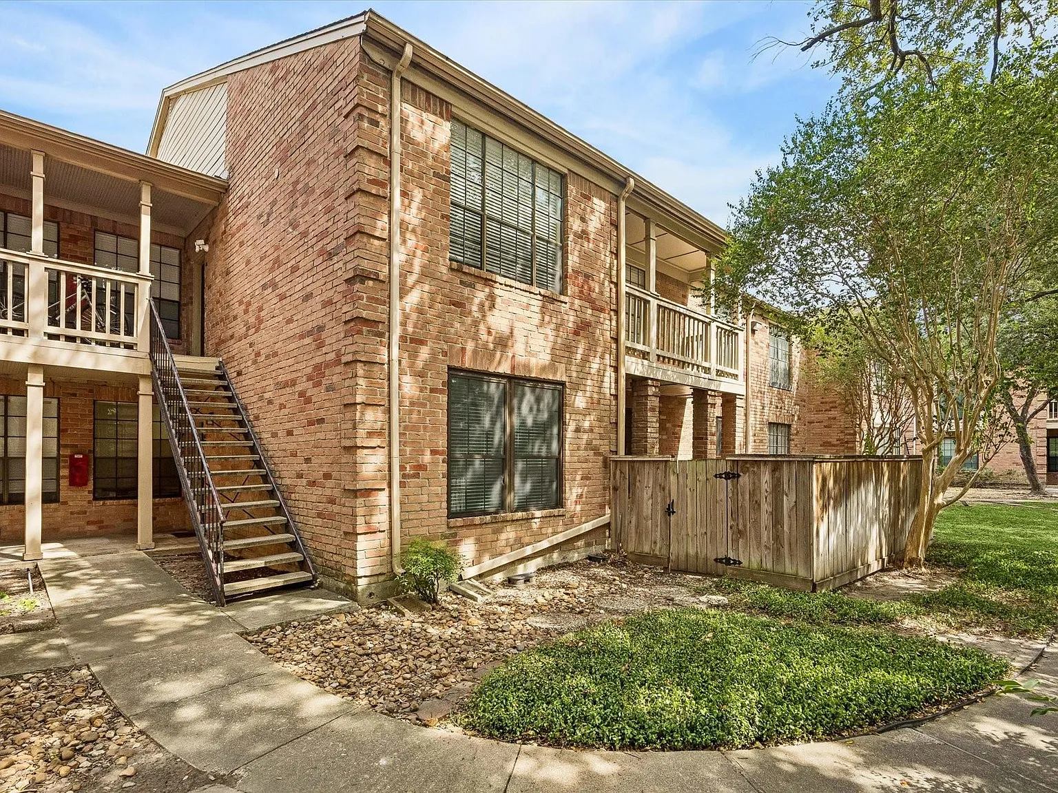 2 bed, 1.0 bath, 1096 sqft, $1,500 — Photo 2