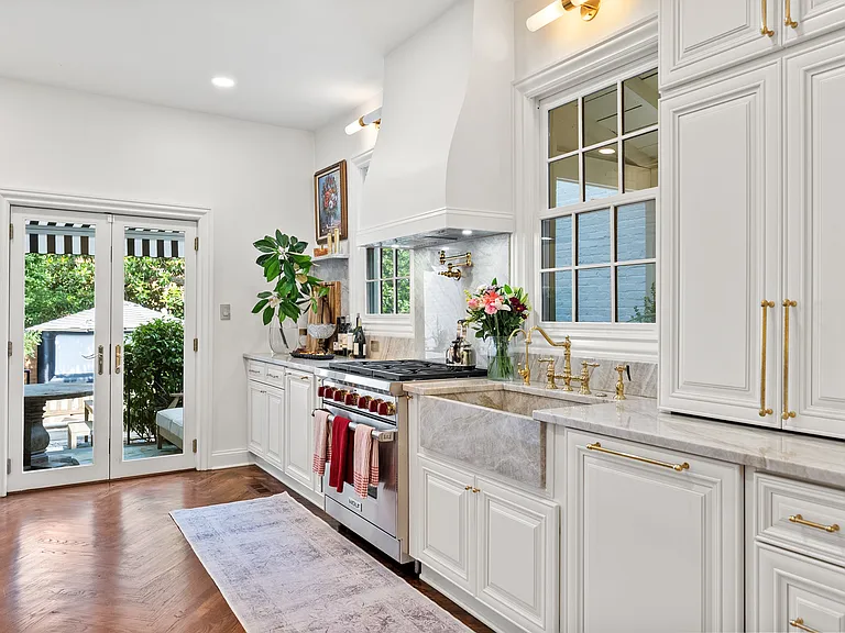 1063 Thomas Jefferson St NW — Photo 9