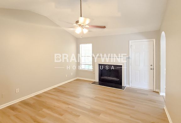 4th image of 410 Summer Hill Cir