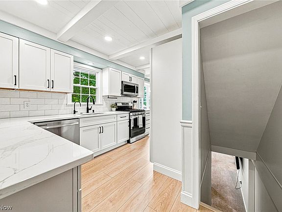 5th image of 13687 Carlton St