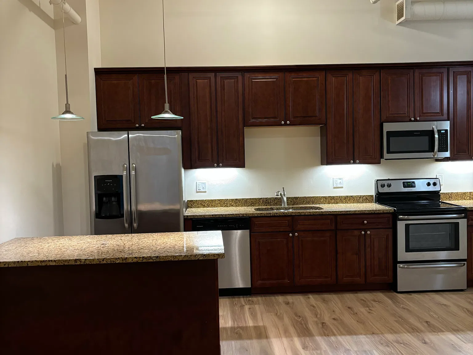 Luxury Downtown Apartments — Photo 3