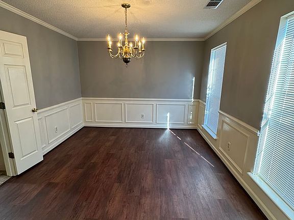 3rd image of 4573 Oxford Dr