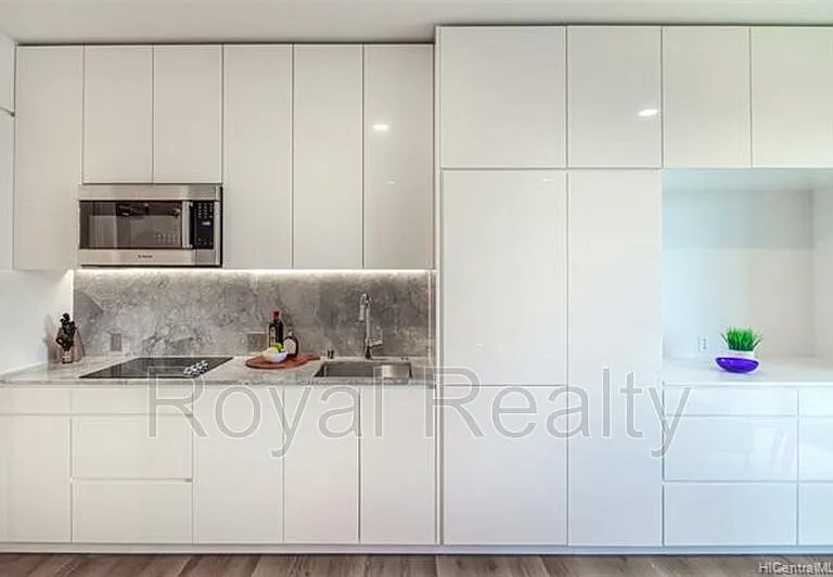 987 Queen St #327 — Photo 4