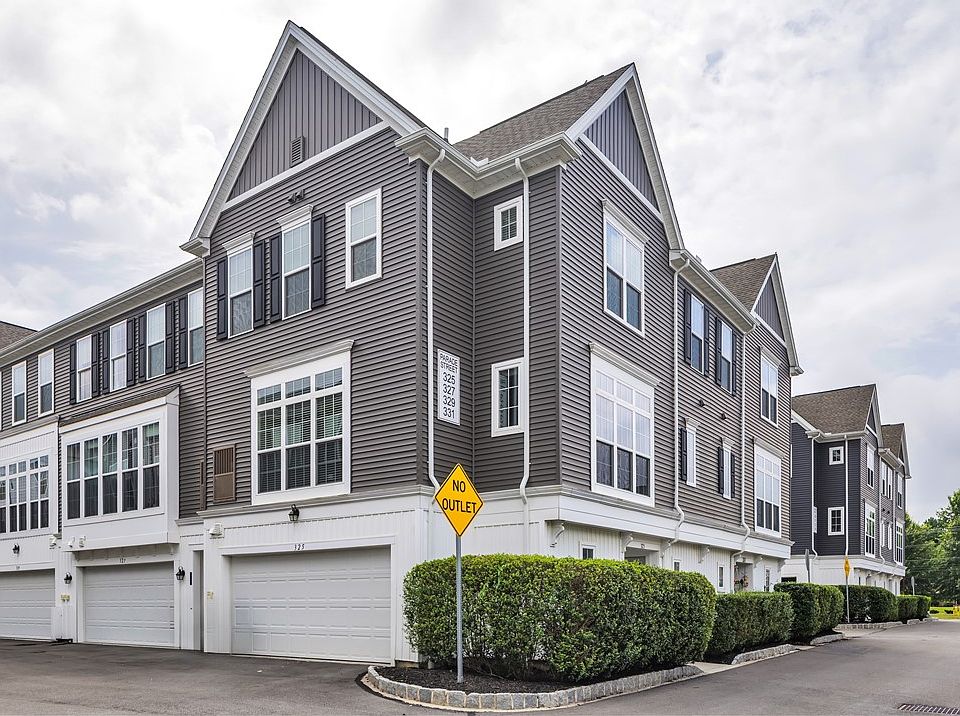 1st image of 325 Parade St