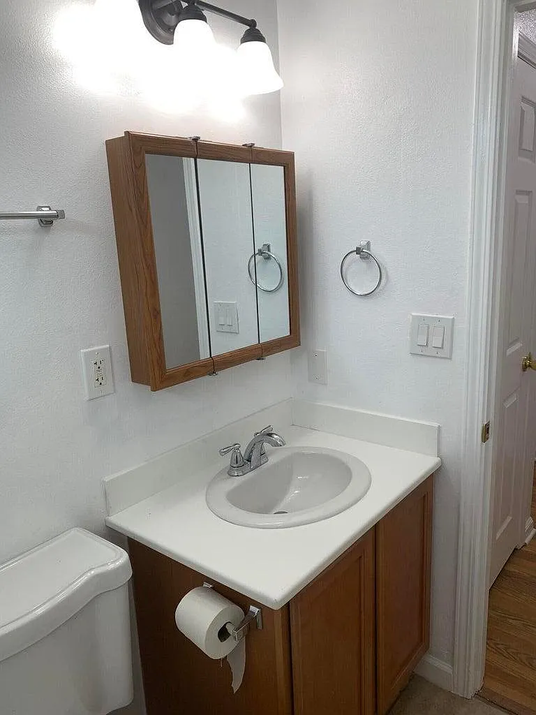 3 bed, 936 sqft, $2,400 — Photo 3