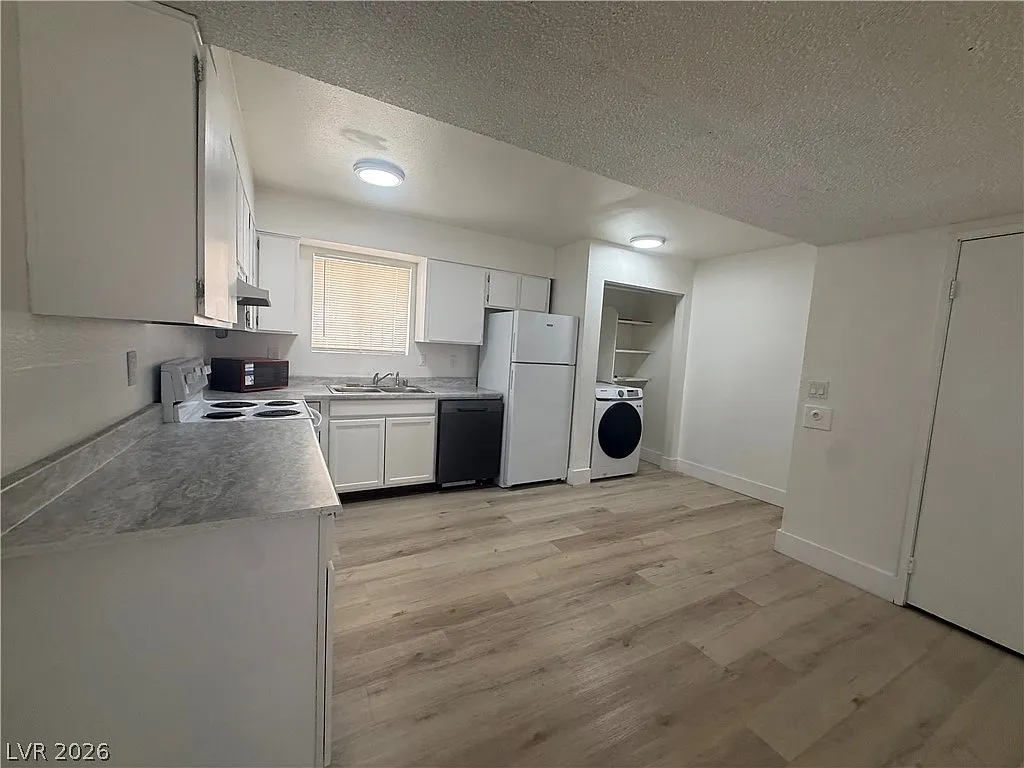 2 bed, 1.5 bath, 896 sqft, $1,350 — Photo 4