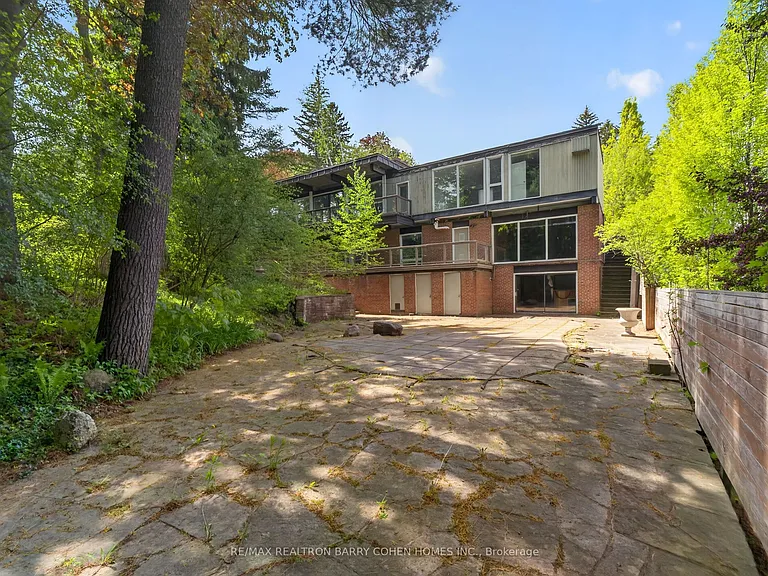 21 Tudor Gate — Photo 31