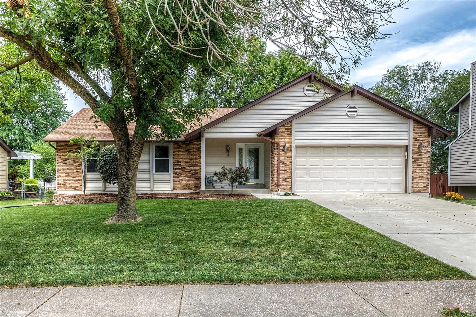1343 Robertridge Dr photo 1