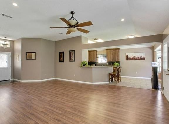 4th image of 2224 W Canterbury Dr
