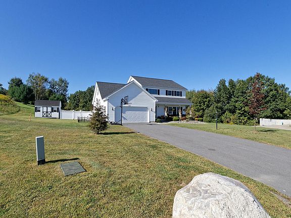 4th image of 52 Dormie Ave
