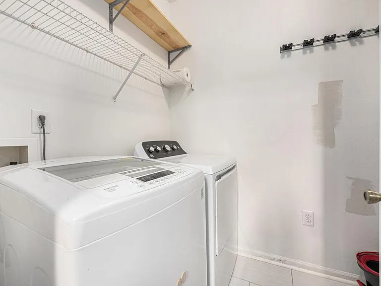 2125 Chatelain Way — Photo 17