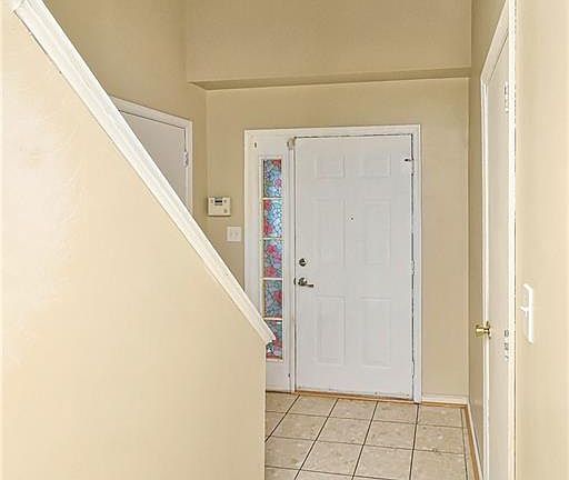 Come in for a visit! A 2 story entry greets you.