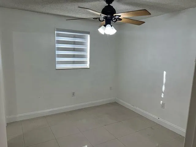 Bedroom w/ Closet