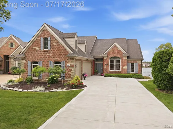 10685 Cliffview Dr, South Lyon, MI 48178