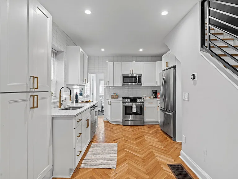 833 Corinthian Ave — Photo 9