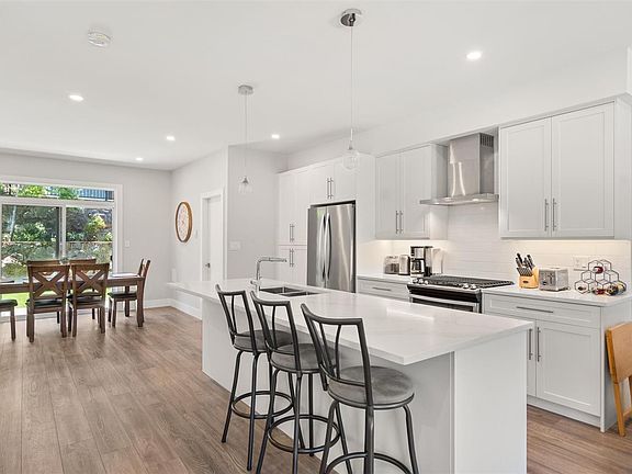 3rd image of 607 Selwyn Close