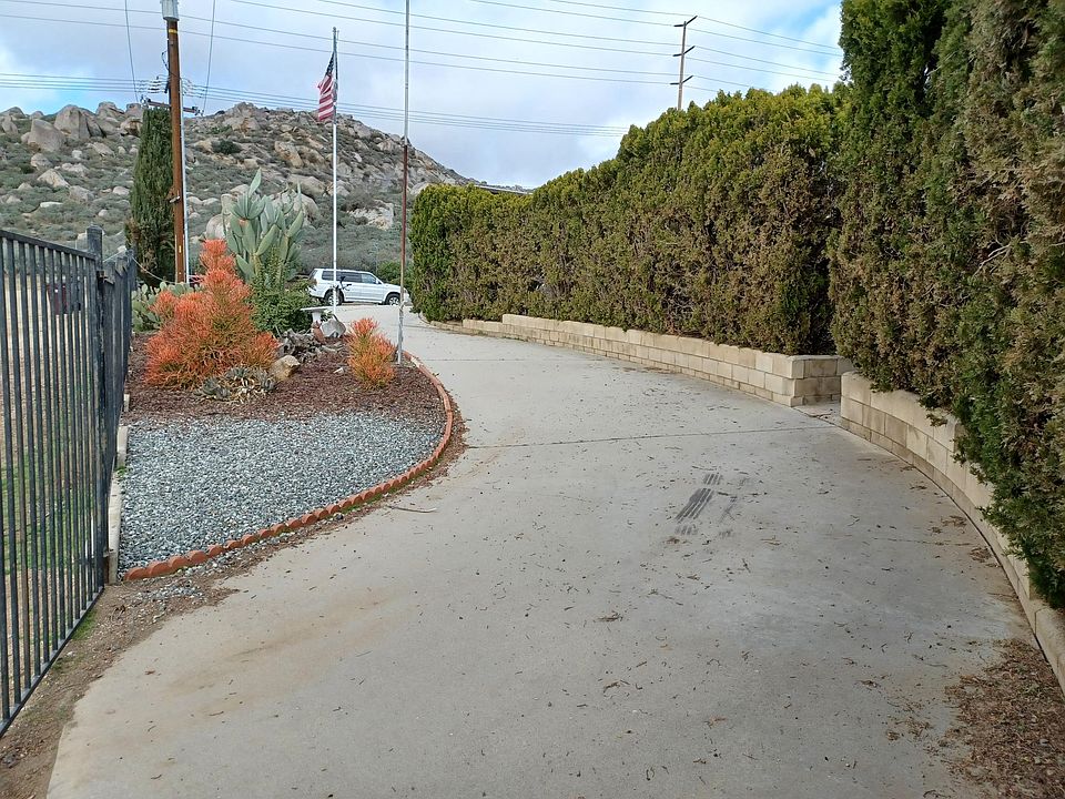 Circular driveway with 3 entrances
