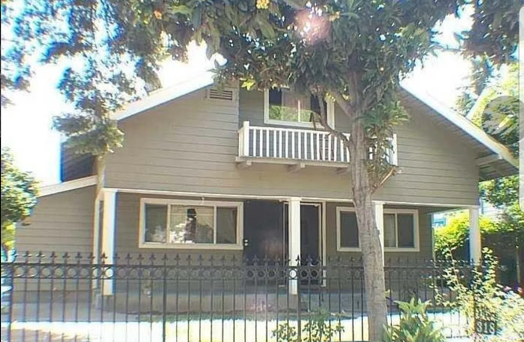 318 E Wyandotte St photo 1