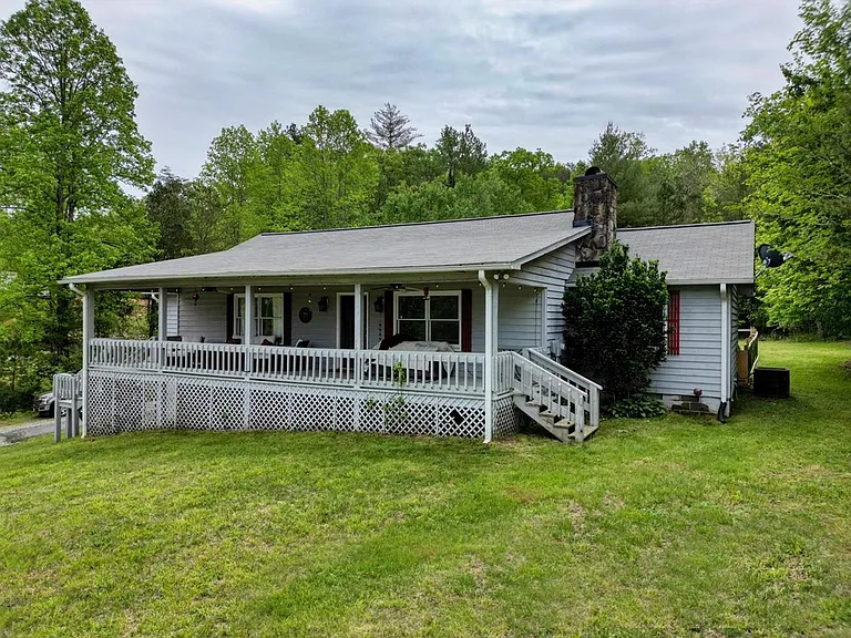 1085 Jones Creek Rd — Photo 3