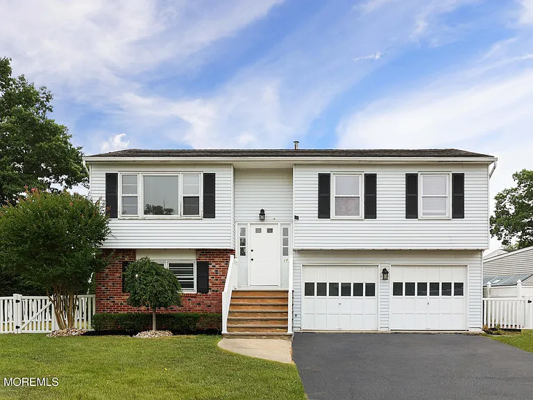 17 Wisteria Pl — Photo 1