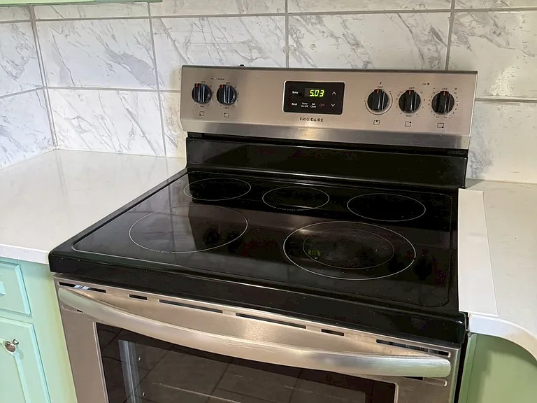 __ Stove
"Brand-new stove _ perfect for preparing meals and cooking with ease. Featuring modern finishes and a sleek design to complement the kitchen."