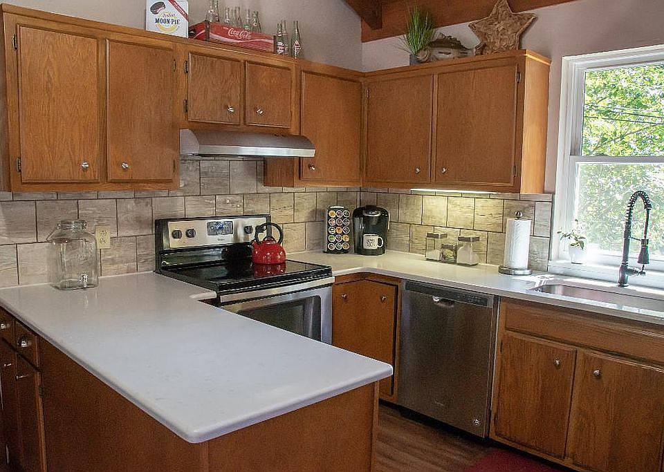 2nd image of 2924 Western Hills Dr