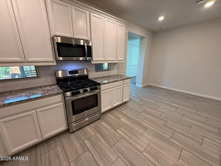 327 W Tamarack Dr — Photo 4