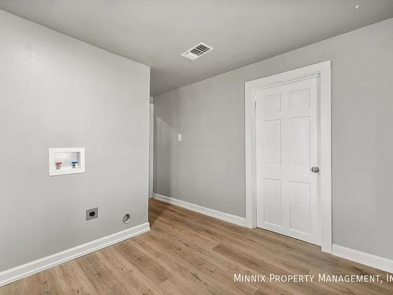 1302 Avenue E #1 — Photo 32