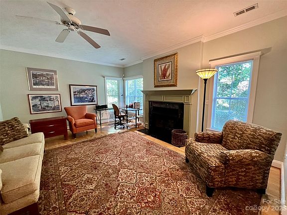5th image of 625 Carriage Commons Dr