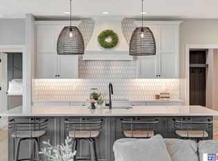 921 N 107th St, Lincoln, NE 68527