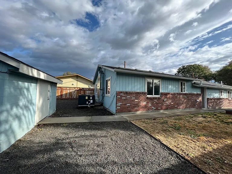 2100 S 11th Ave — Photo 1