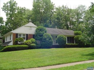 124 Frost Ct, Wyckoff, NJ 07481