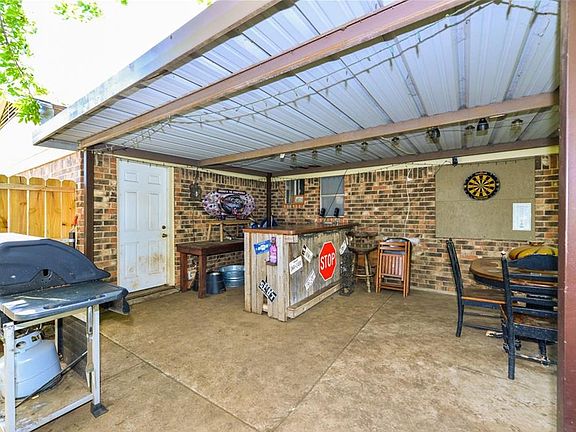 4th image of 621 Comal Ave