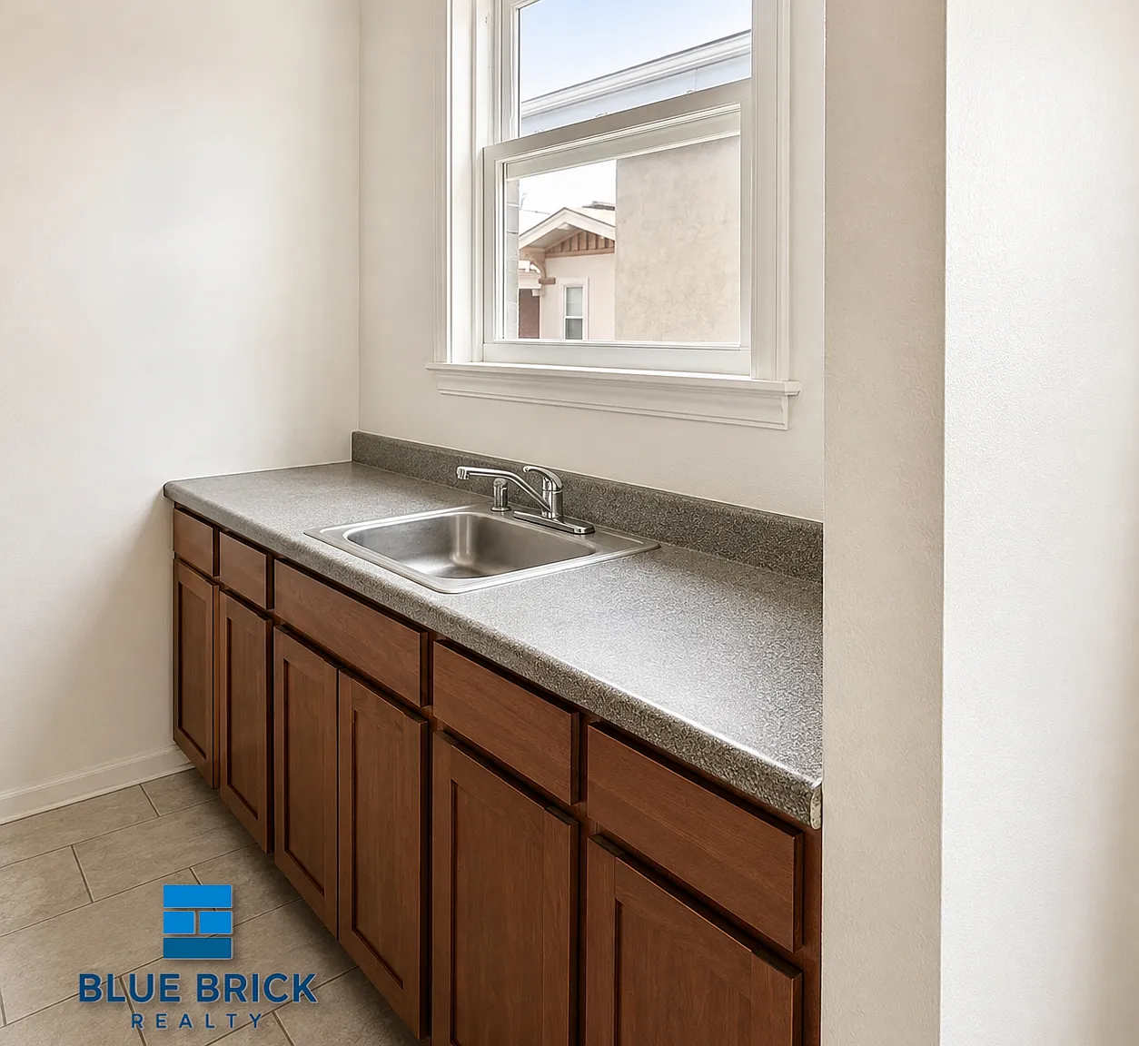 Bright Studio Near USC Utilities Included, Ready to Move In — Photo 3