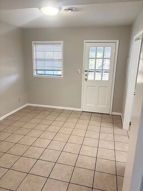 2 bed, 1.5 bath, 950 sqft, $950 — Photo 2