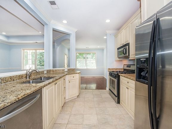 3rd image of 29 RIDGEVIEW LANE #29