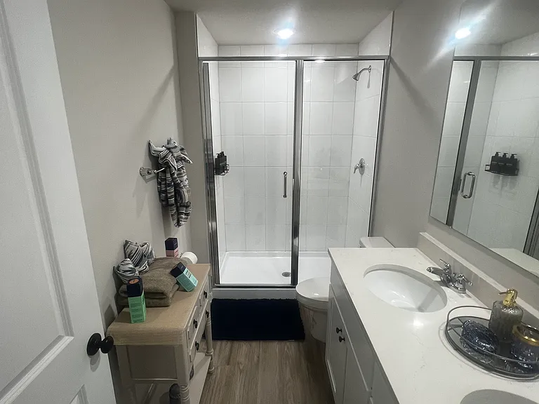 8 Unique Ct #B — Photo 42