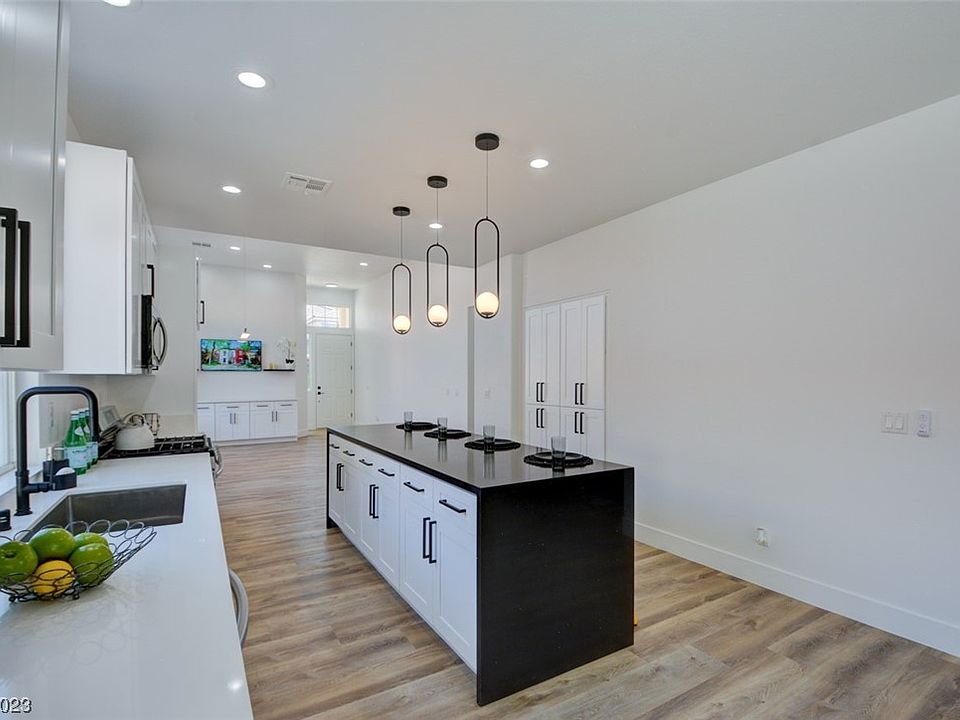 1st image of 10400 Santa Cresta Ave