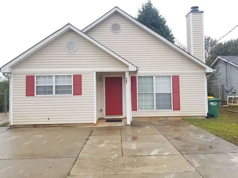 686 Morrow Rd — Photo 1