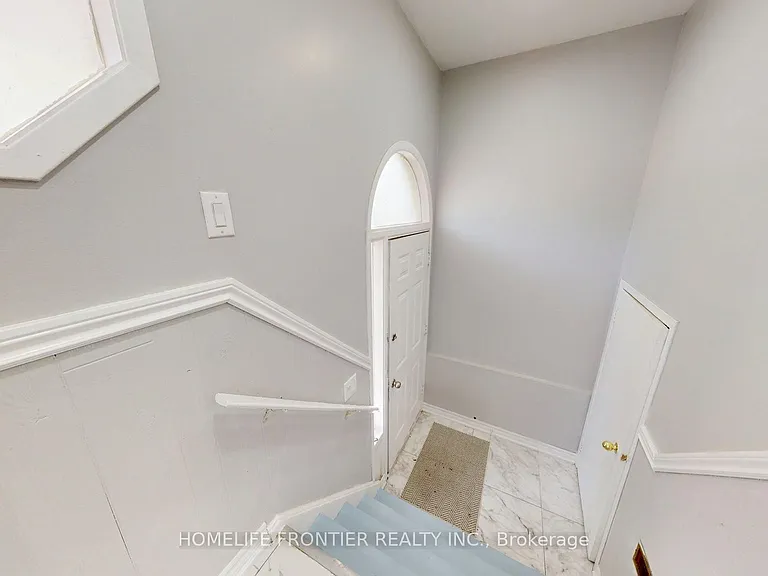 337 Hansen Rd N #UPPER — Photo 3