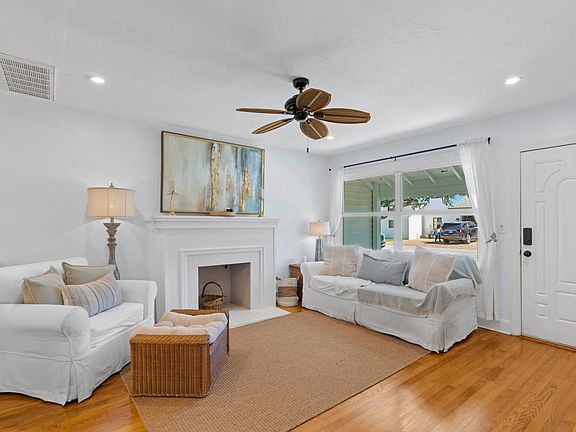 3rd image of 1517 N Palmway