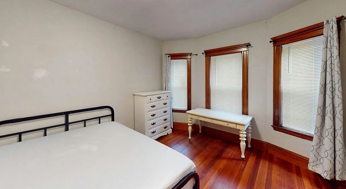 4 bed, 1800 sqft, $5,300 — Photo 2