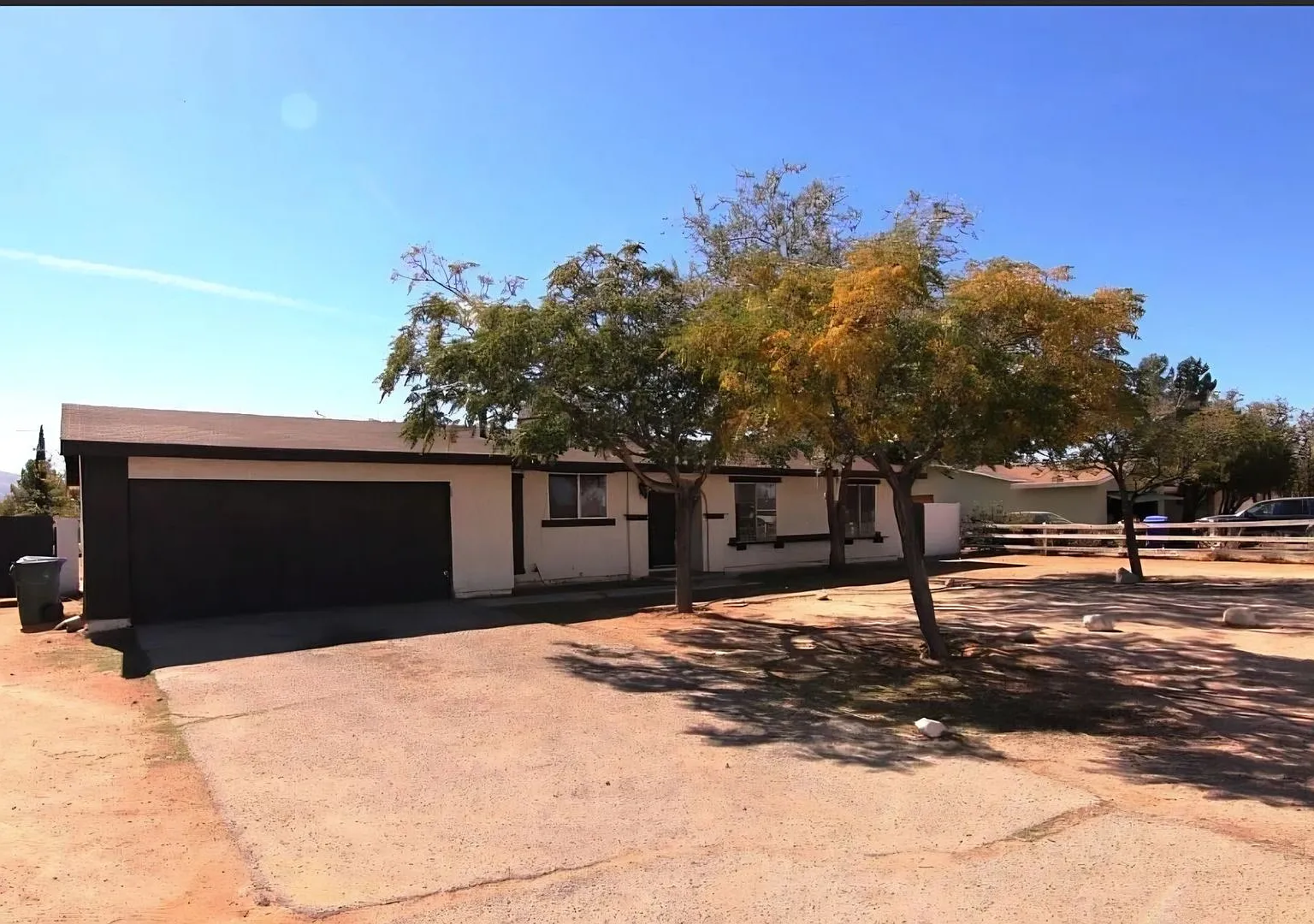 Spacious 5-Bedroom Home with Large Backyard in Apple Valley — Photo 1