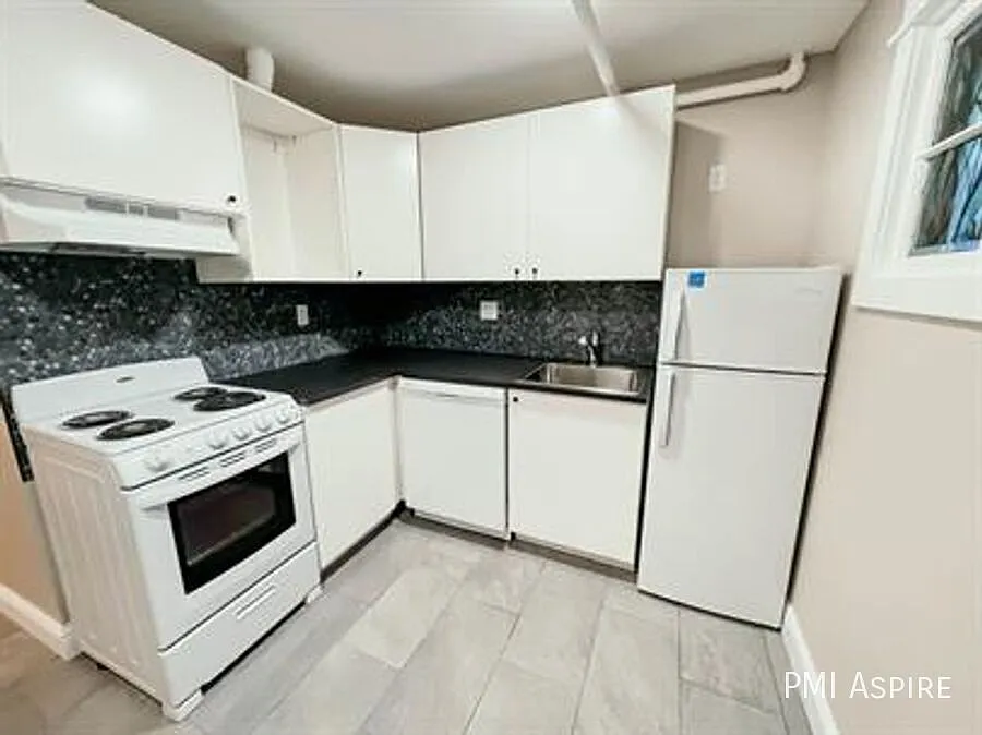 Fantastic 1 Bed, 1 Bath Apartment in Bird's Boardinghouse from the 1880's! — Photo 3